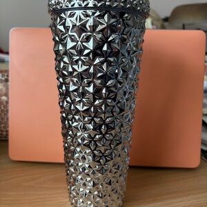 Brand new chromatic silver texturized tumbler 26oz
w/straw